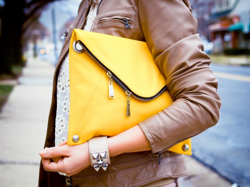 Женская сумка-клатч желтая кожаная